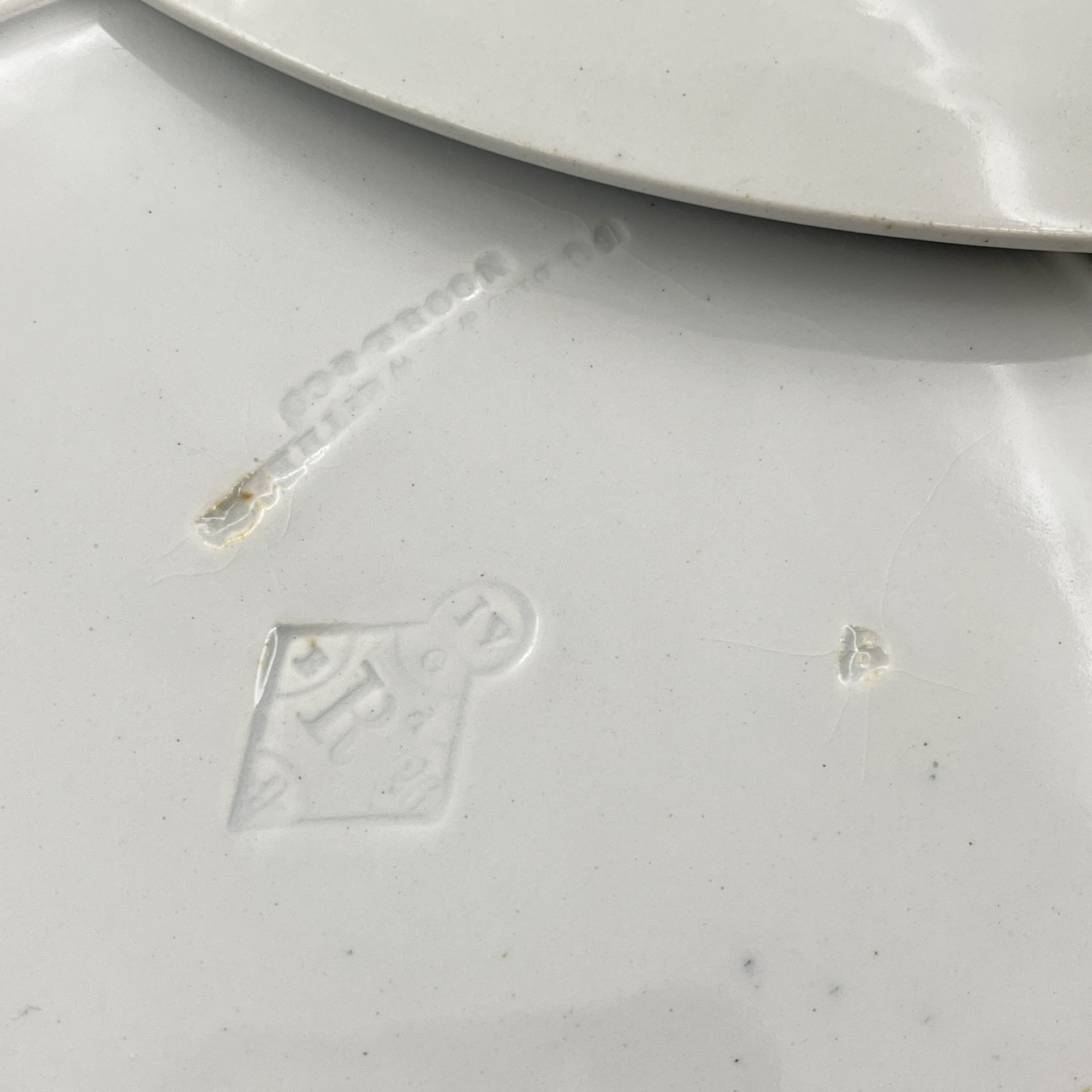 Набор из блюда и двух тарелок в бело-кобальтовой гамме с растительным декором, фаянс, деколь, Brown-Westhead, Moore & Co. (BMW & C), Великобритания, 1863 г.