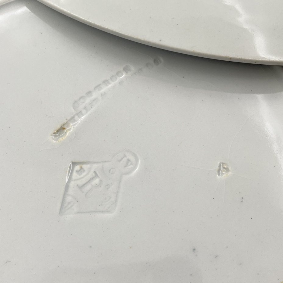 Набор из блюда и двух тарелок в бело-кобальтовой гамме с растительным декором, фаянс, деколь, Brown-Westhead, Moore & Co. (BMW & C), Великобритания, 1863 г.