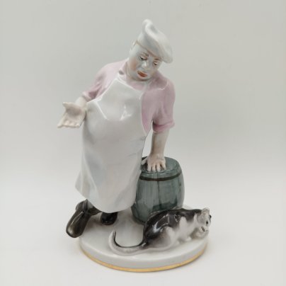 Статуэтка "Кот и повар", скульптор В.А. Михалёв, фарфор, роспись, золочение, Ленинградский фарфоровый завод (ЛФЗ), СССР, 1960-1970 гг.