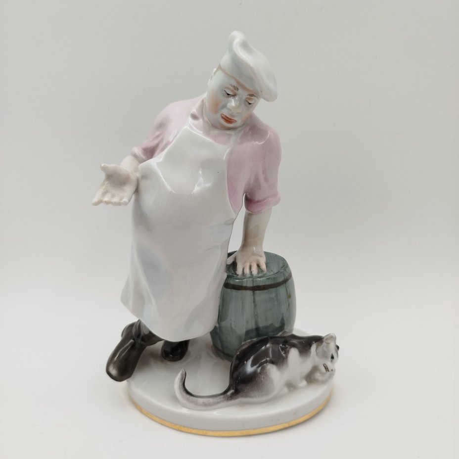 Статуэтка "Кот и повар", скульптор В.А. Михалёв, фарфор, роспись, золочение, Ленинградский фарфоровый завод (ЛФЗ), СССР, 1960-1970 гг.