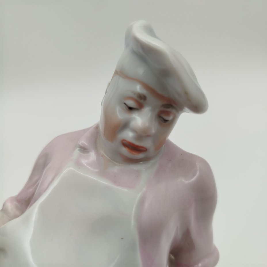 Статуэтка "Кот и повар", скульптор В.А. Михалёв, фарфор, роспись, золочение, Ленинградский фарфоровый завод (ЛФЗ), СССР, 1960-1970 гг.