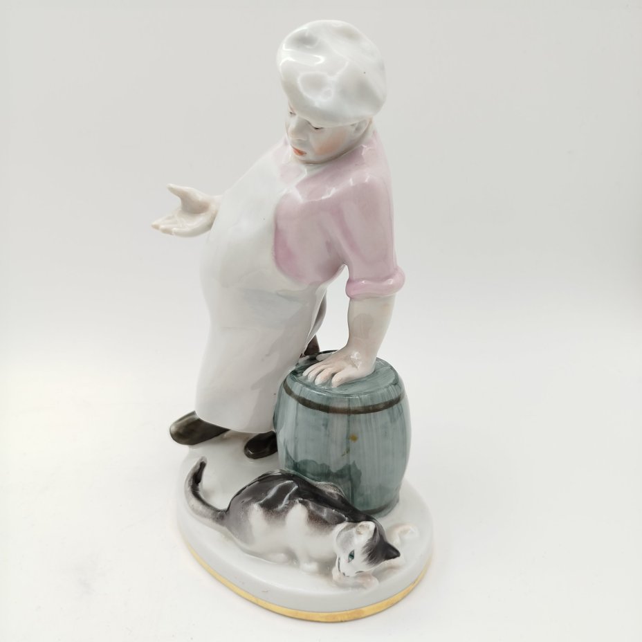 Статуэтка "Кот и повар", скульптор В.А. Михалёв, фарфор, роспись, золочение, Ленинградский фарфоровый завод (ЛФЗ), СССР, 1960-1970 гг.