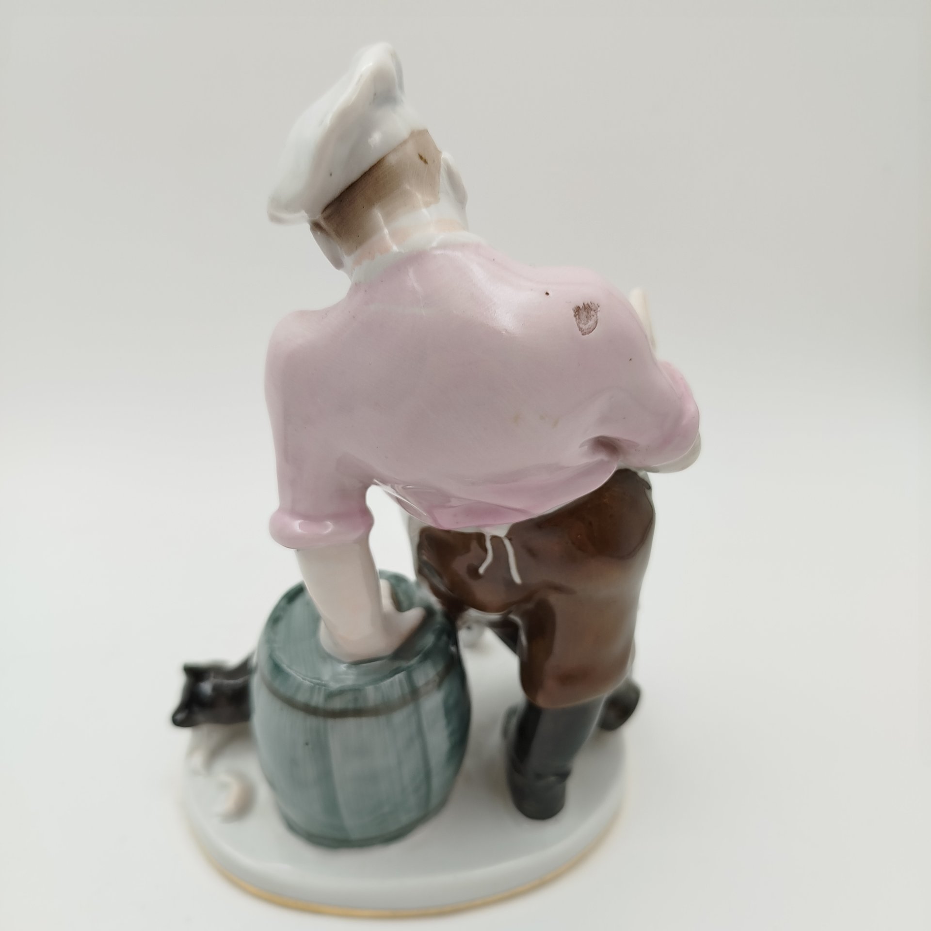 Статуэтка "Кот и повар", скульптор В.А. Михалёв, фарфор, роспись, золочение, Ленинградский фарфоровый завод (ЛФЗ), СССР, 1960-1970 гг.