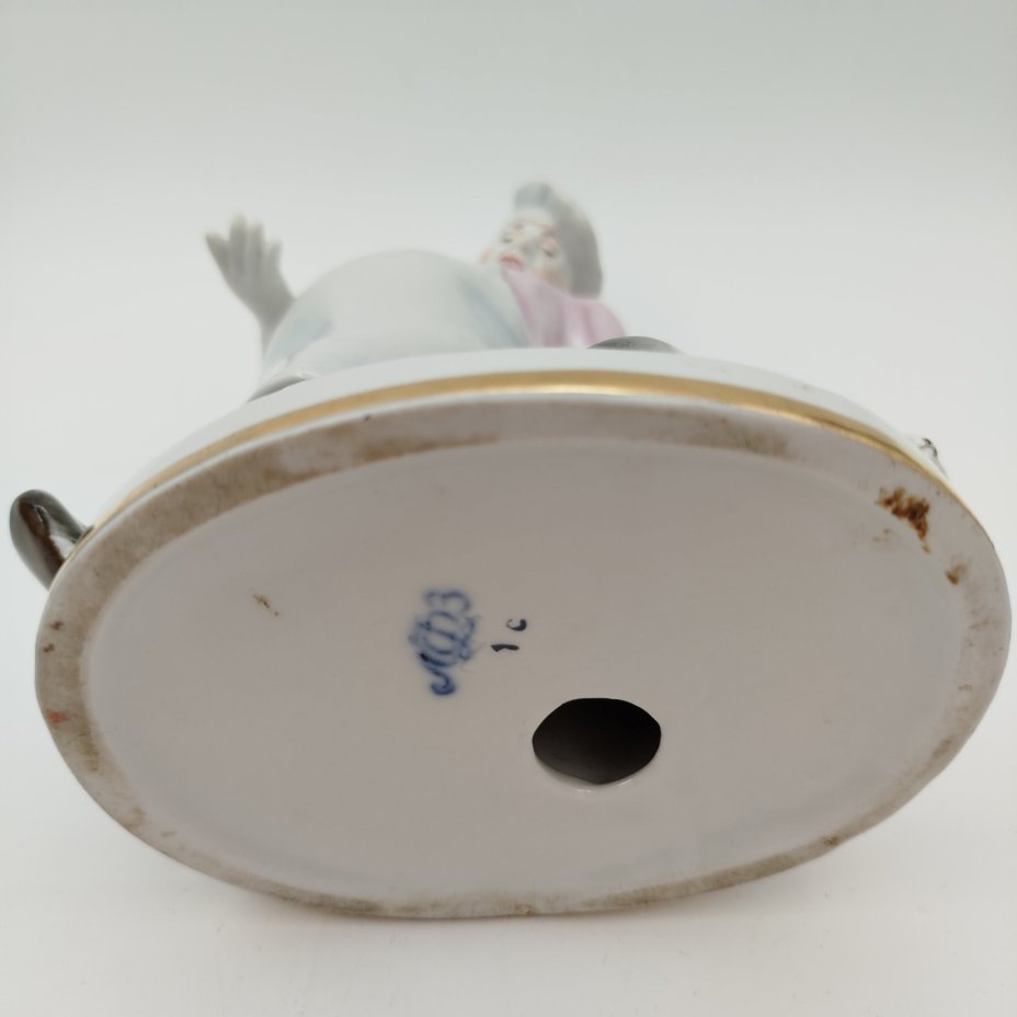 Статуэтка "Кот и повар", скульптор В.А. Михалёв, фарфор, роспись, золочение, Ленинградский фарфоровый завод (ЛФЗ), СССР, 1960-1970 гг.