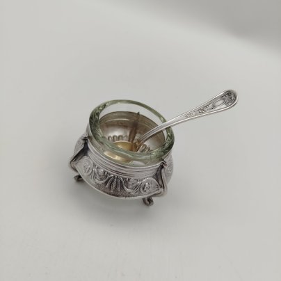 Солонка с ложкой, мНЦ (медь-никель-цинк), стекло (вставка), Мстерский завод художественных изделий «Ювелир», СССР, 1965-1990 гг., Мстерский завод художественных изделий «Ювелир»