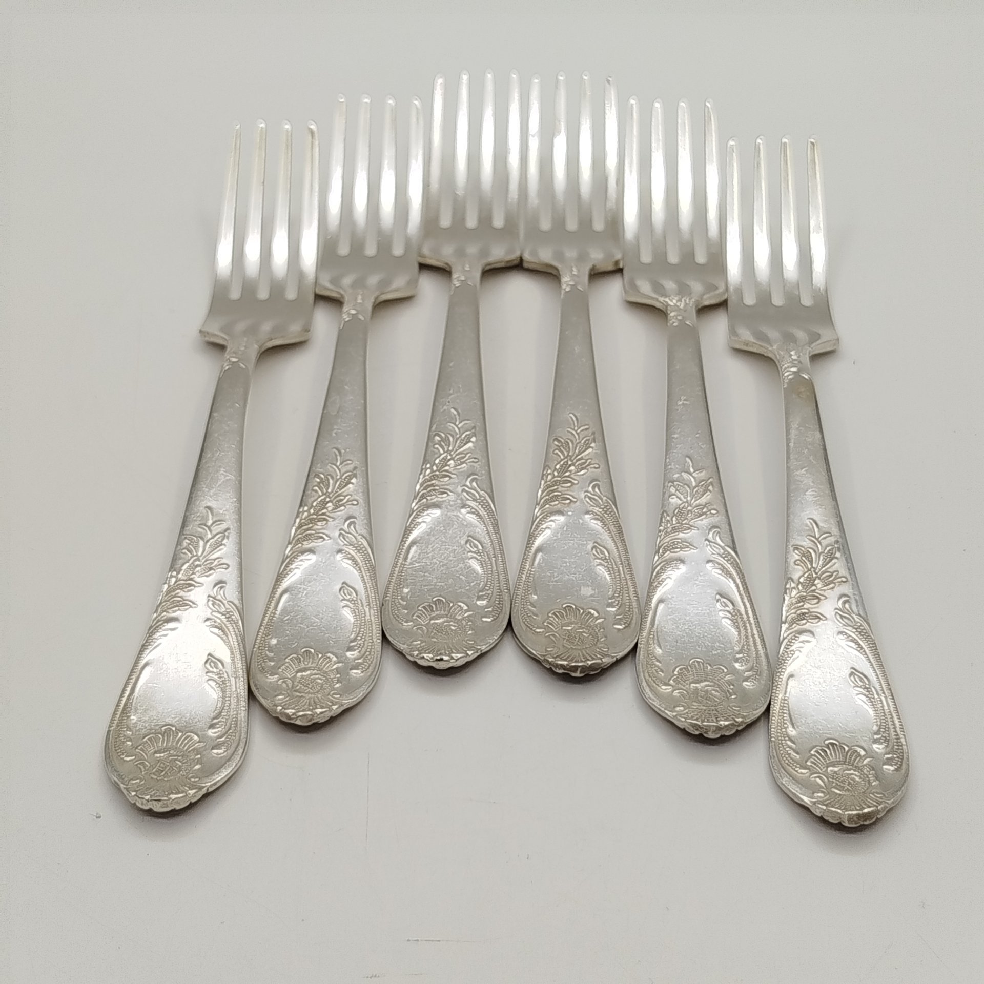 Набор из шести вилок с растительным декором