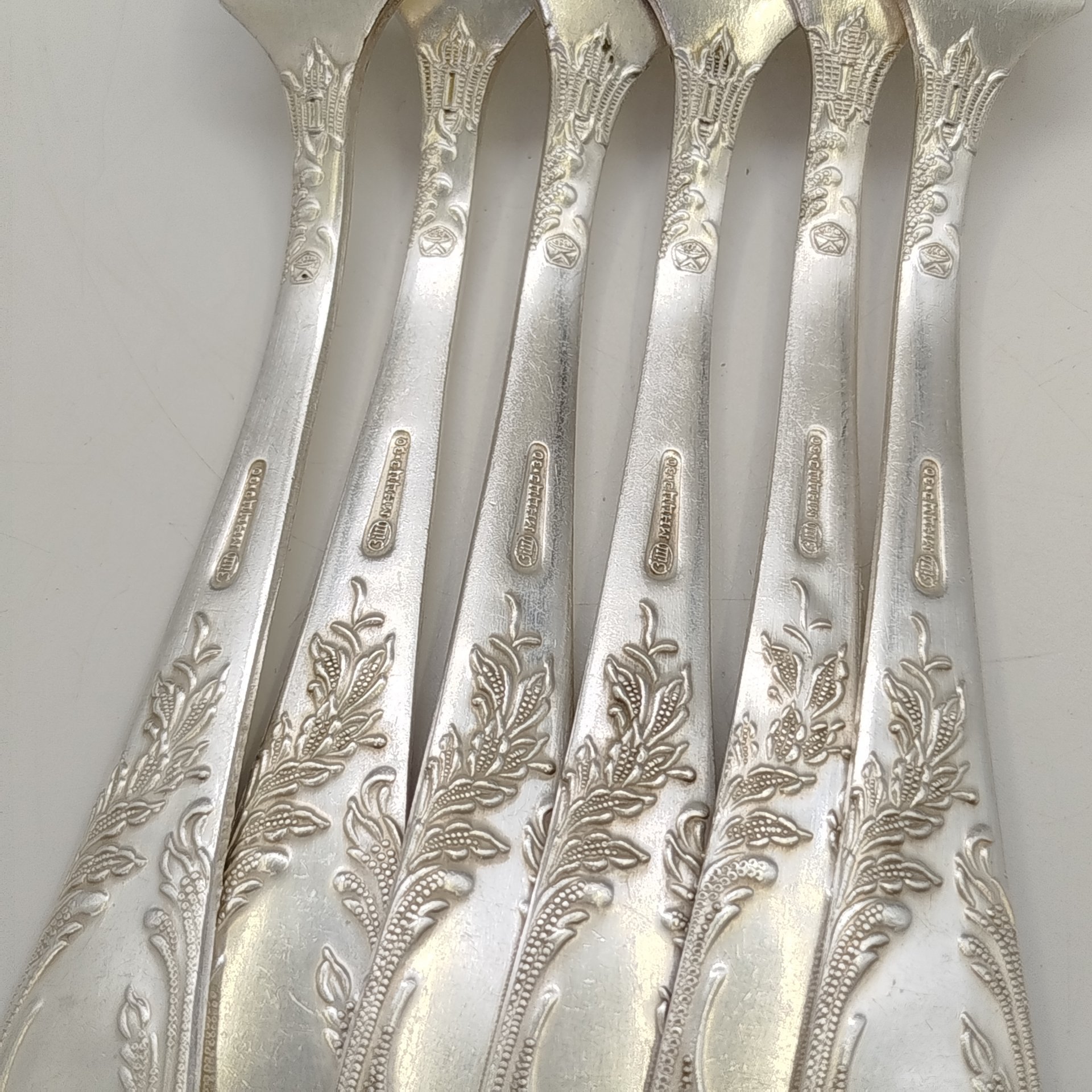 Набор из шести вилок с растительным декором