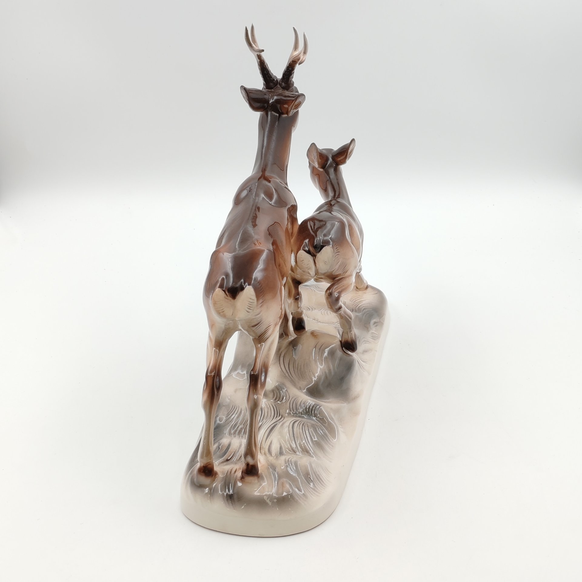 Статуэтка "Олень с оленихой" ("Бегущие олени"), фаянс, аэрография, Hertwig & Co., Германия, 1958-1990 гг., Hertwig & Co.