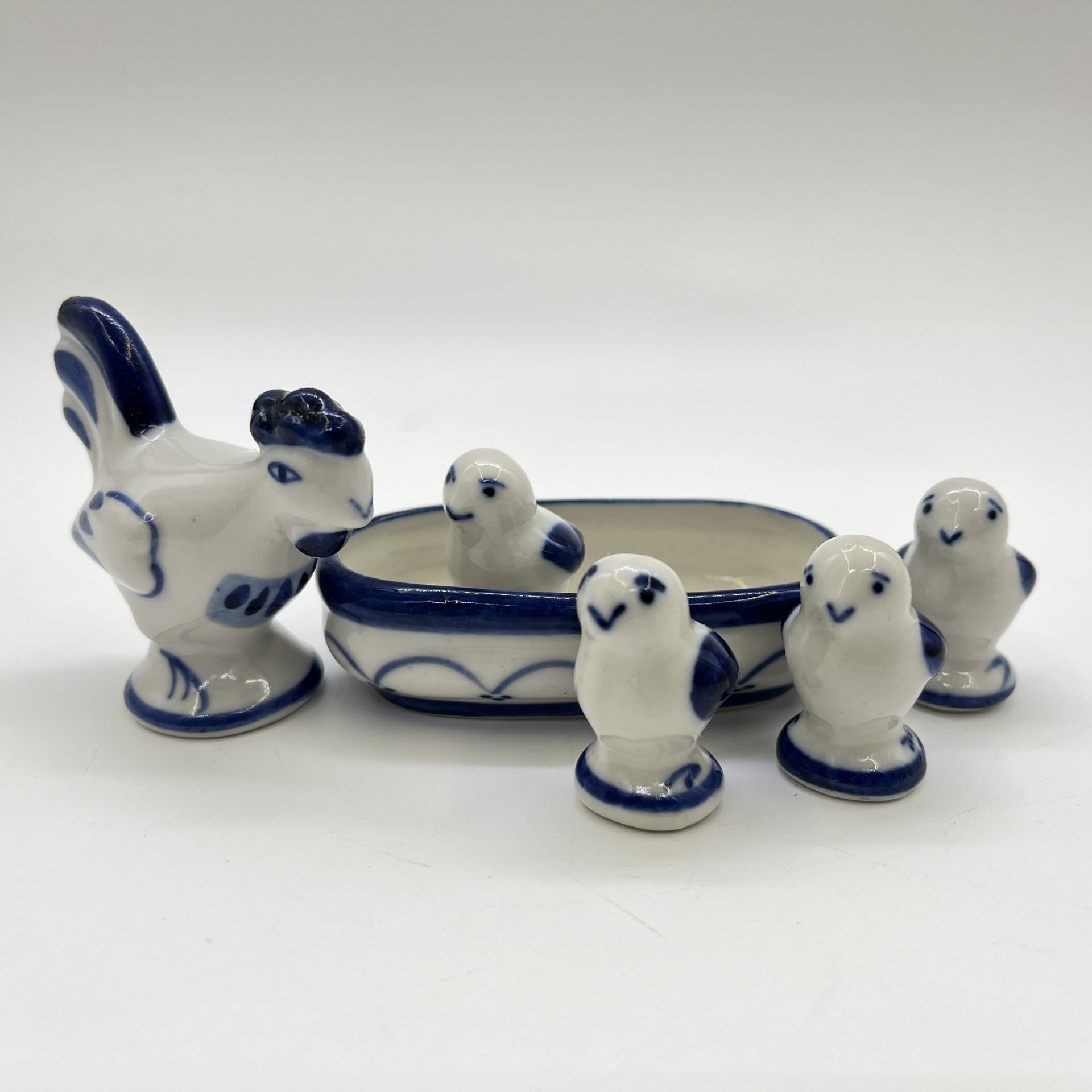 Набор статуэток "Курочка и цыплята", фарфор, роспись, СССР, 1980-1990 гг.