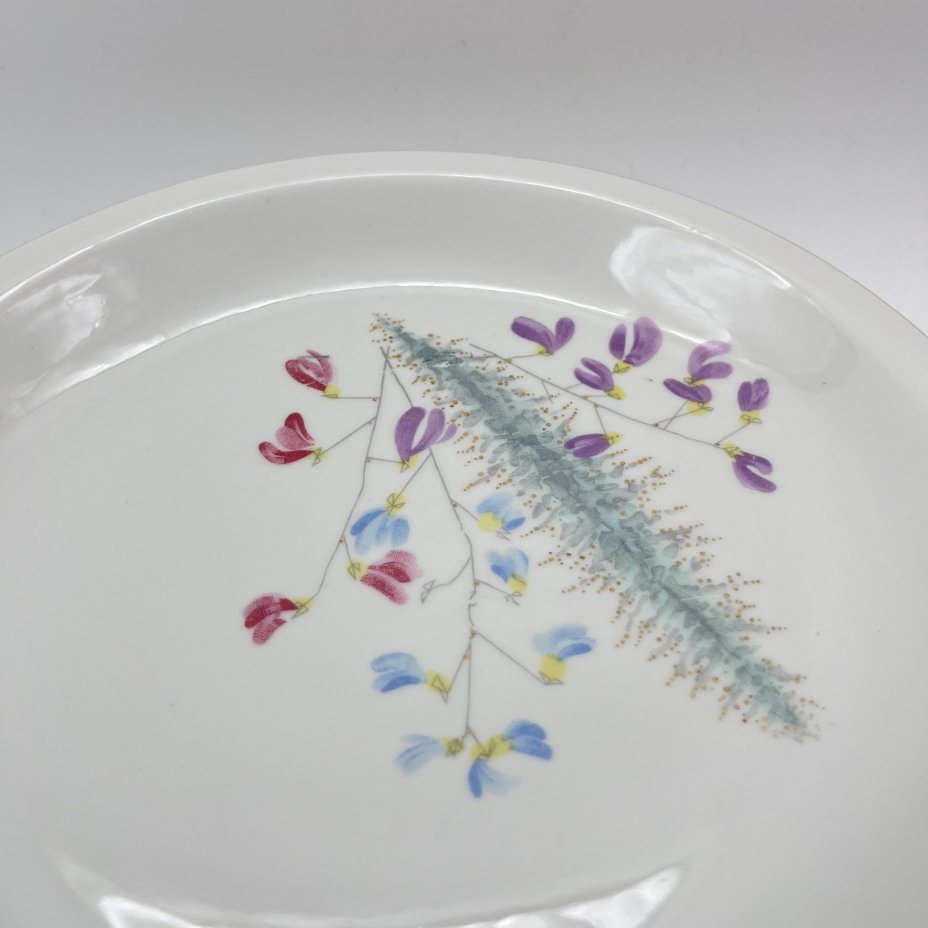 Набор из 8-ми обеденных тарелок, украшенных изображением полевых цветов,  Porzellanwerke Könitz (OPK)