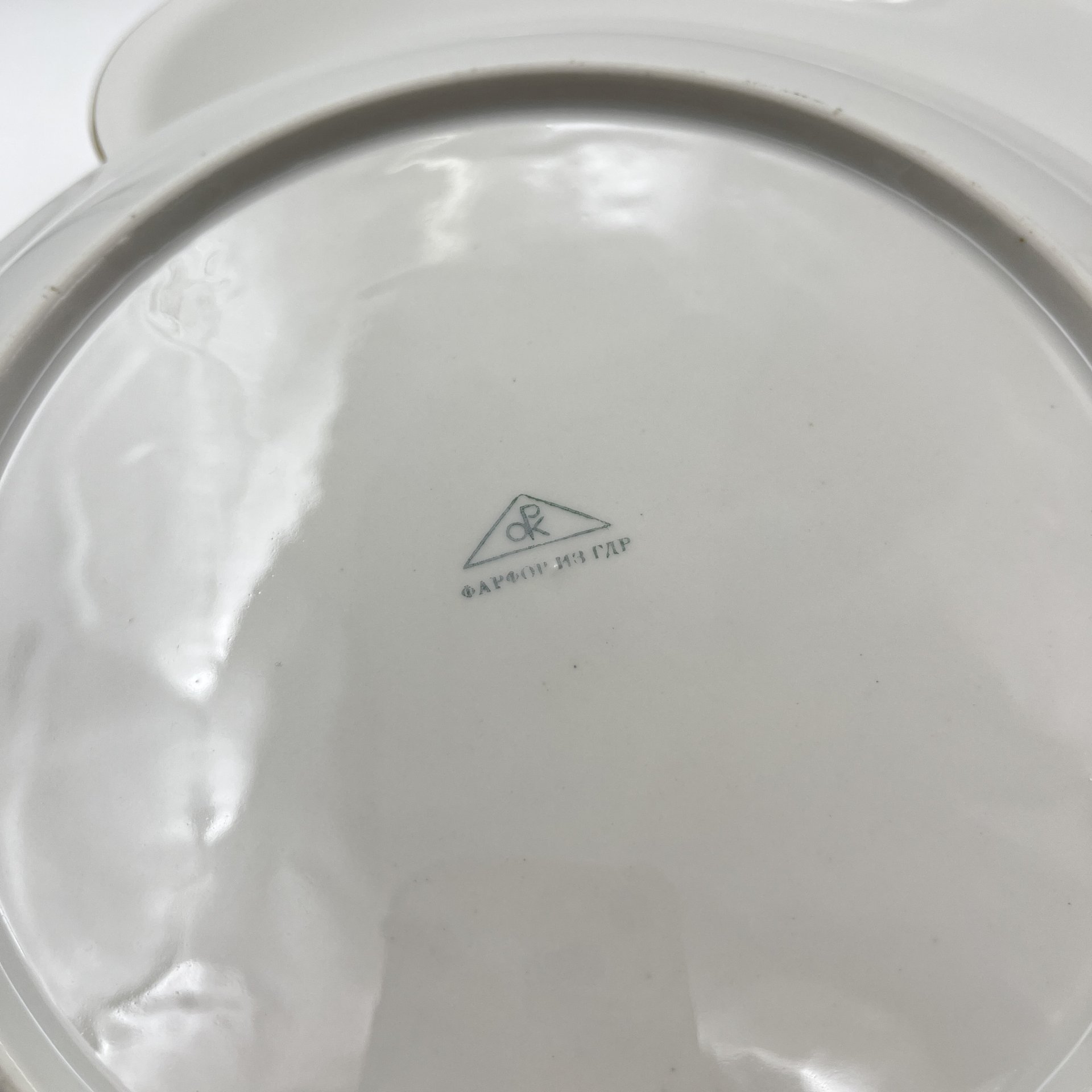 Набор из 8-ми обеденных тарелок, украшенных изображением полевых цветов,  Porzellanwerke Könitz (OPK), фарфор, деколь, золочение, ГДР, 1954-1962 гг.