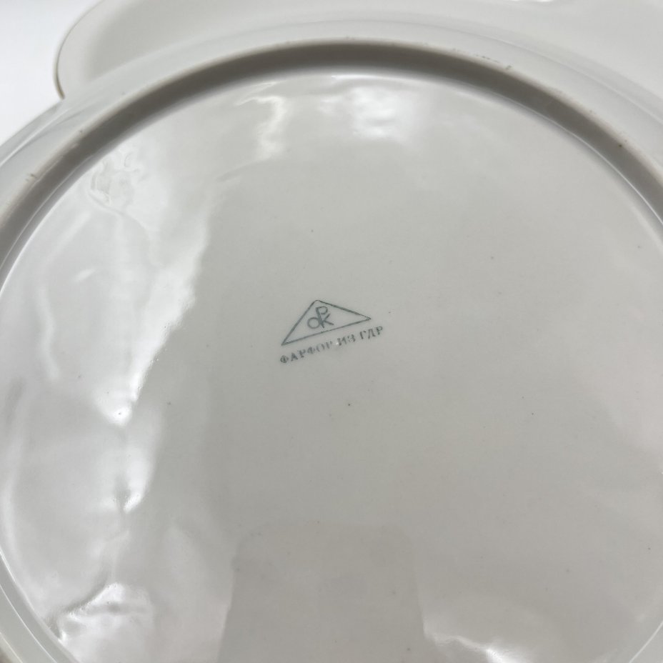 Набор из 8-ми обеденных тарелок, украшенных изображением полевых цветов,  Porzellanwerke Könitz (OPK)