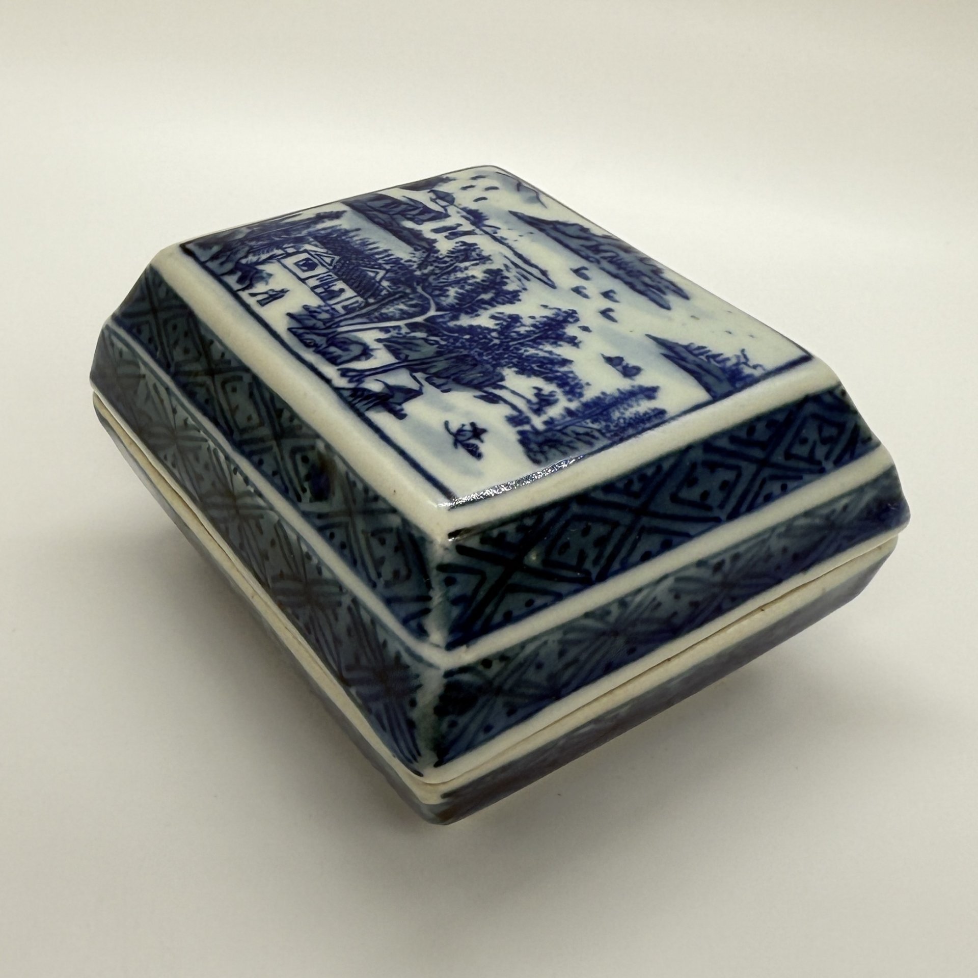 Шкатулка, украшенная пейзажем, фарфор, роспись, Китай, 1980-2000 гг.