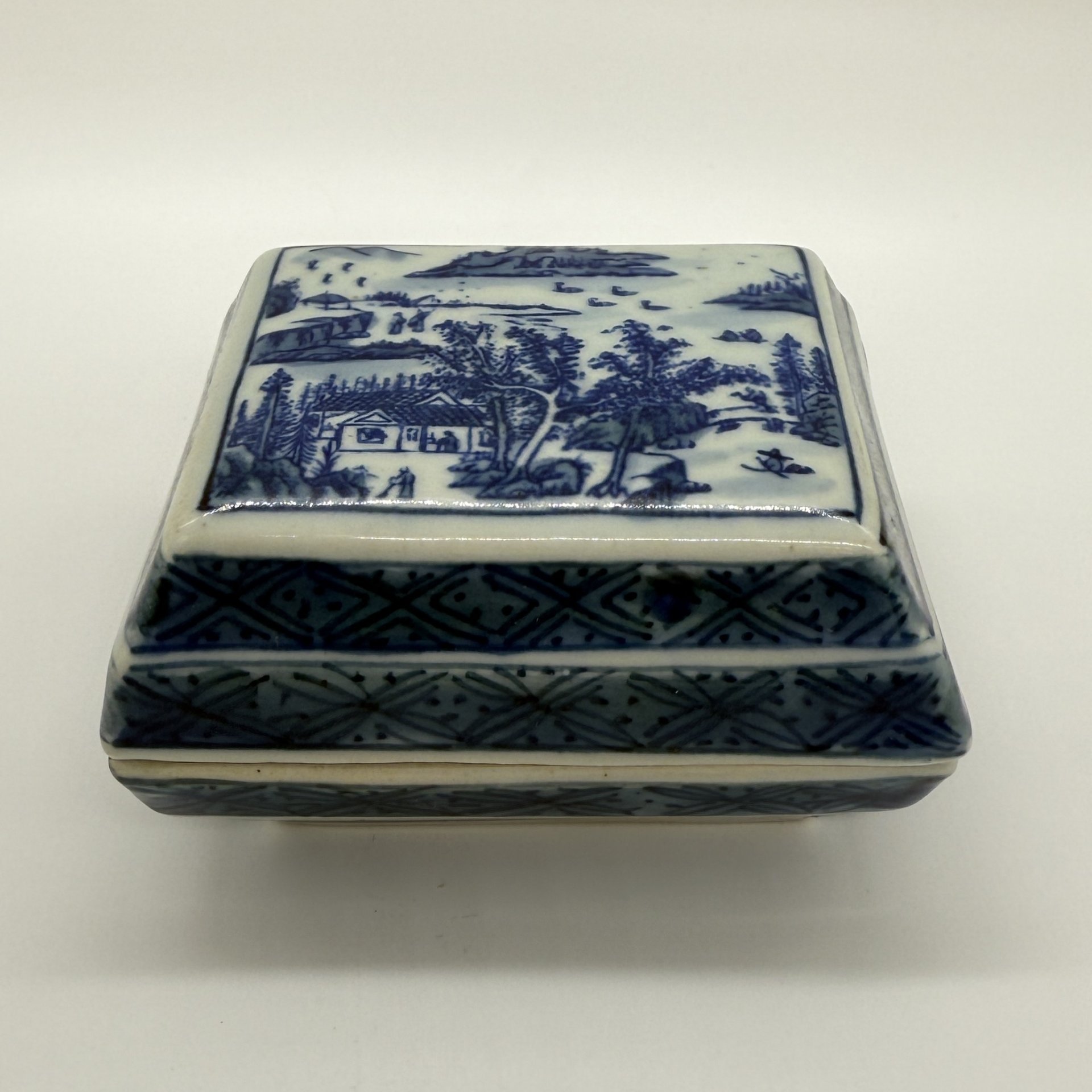 Шкатулка, украшенная пейзажем, фарфор, роспись, Китай, 1980-2000 гг., Китай