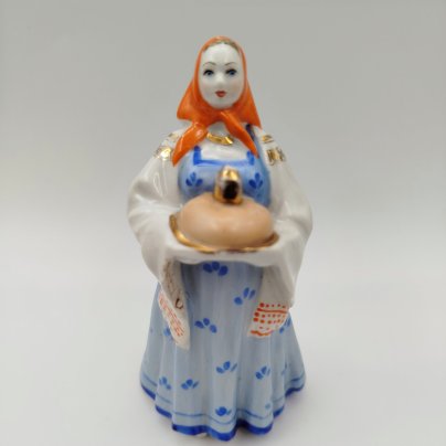 Статуэтка "Девушка с караваем", скульптор Малышева Н.А.