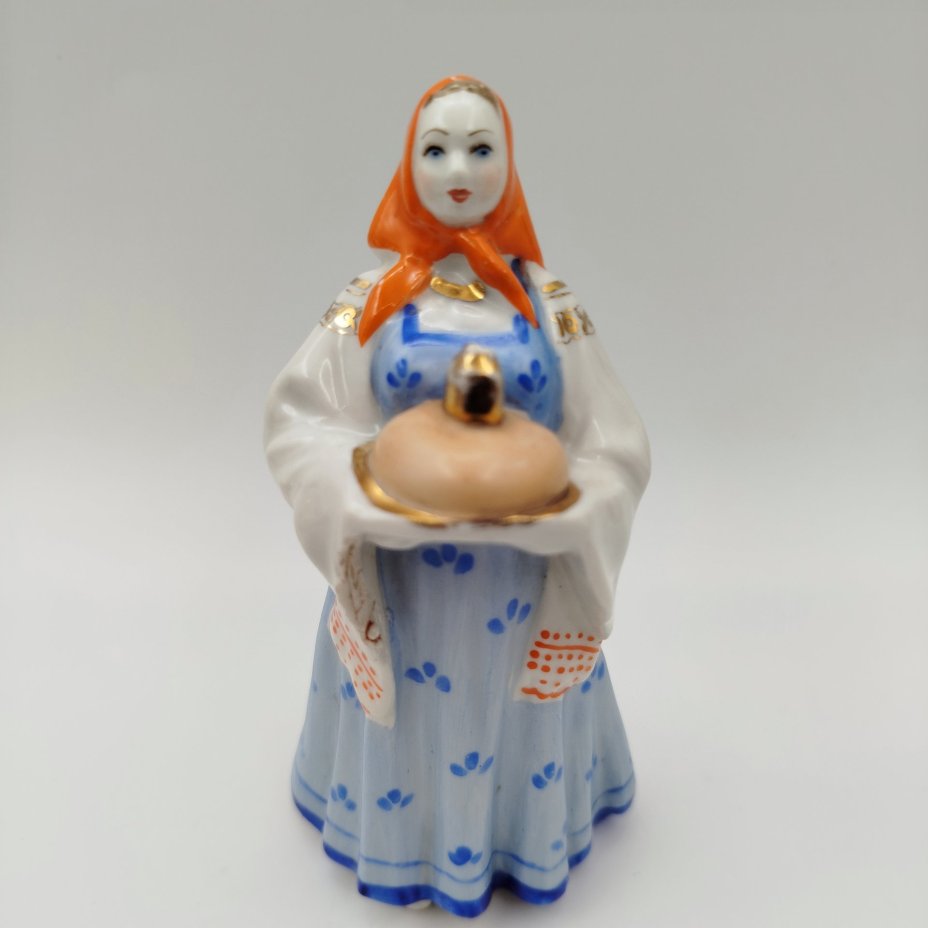 Статуэтка "Девушка с караваем", скульптор Малышева Н.А.