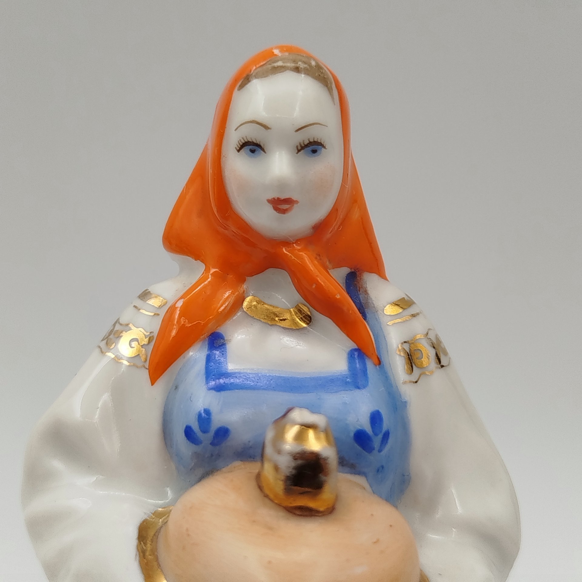 Статуэтка "Девушка с караваем", скульптор Малышева Н.А.