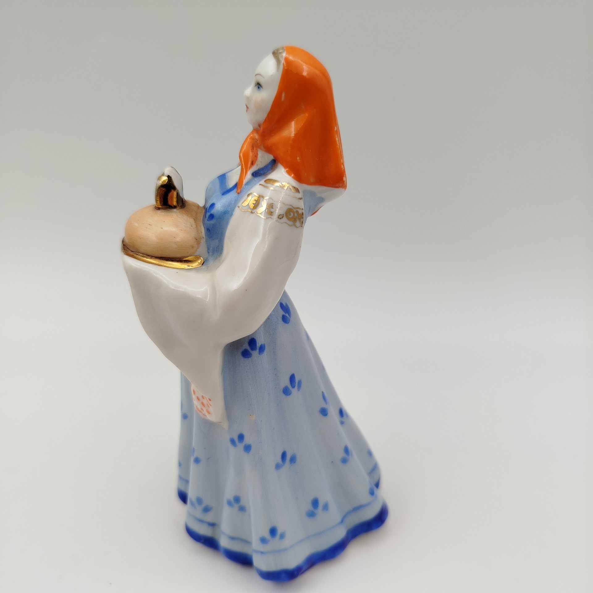 Статуэтка "Девушка с караваем", скульптор Малышева Н.А.