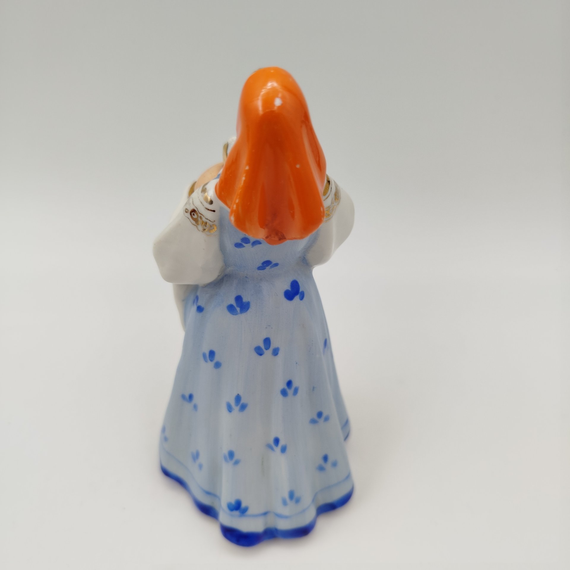 Статуэтка "Девушка с караваем", скульптор Малышева Н.А.