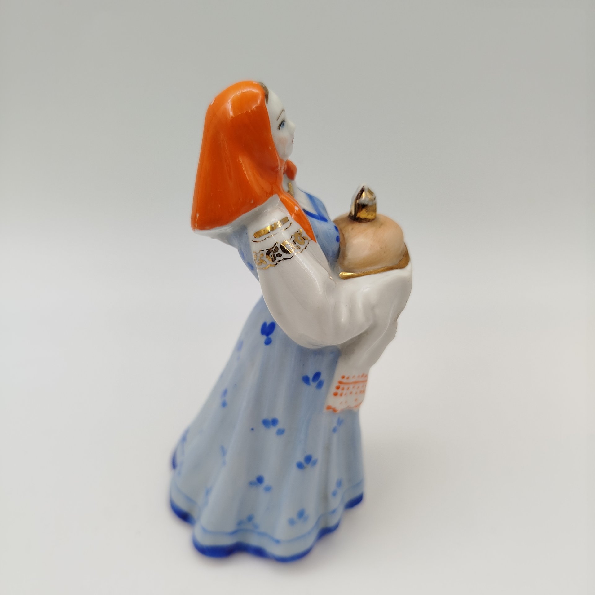 Статуэтка "Девушка с караваем", скульптор Малышева Н.А.