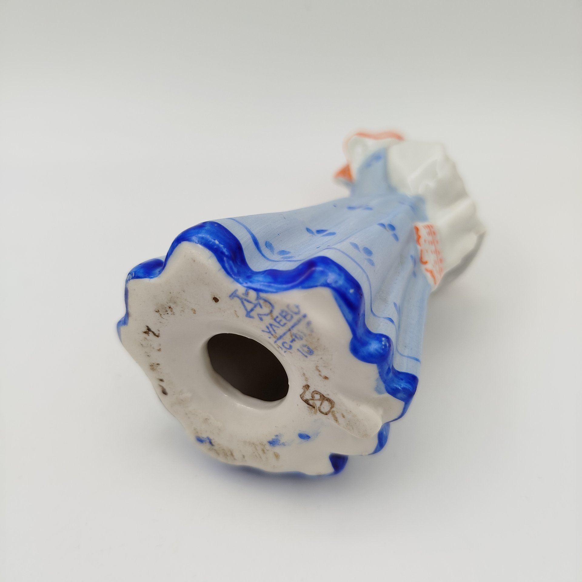 Статуэтка "Девушка с караваем", скульптор Малышева Н.А.