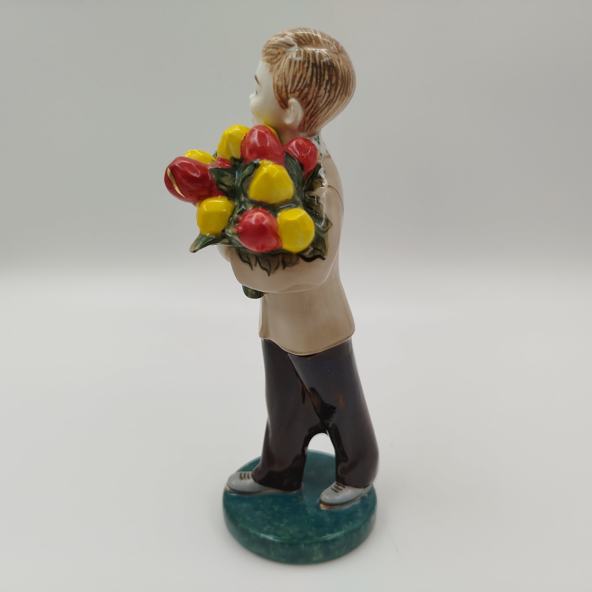 Статуэтка "Первоклассник с букетом тюльпанов", художник О. Немцёва