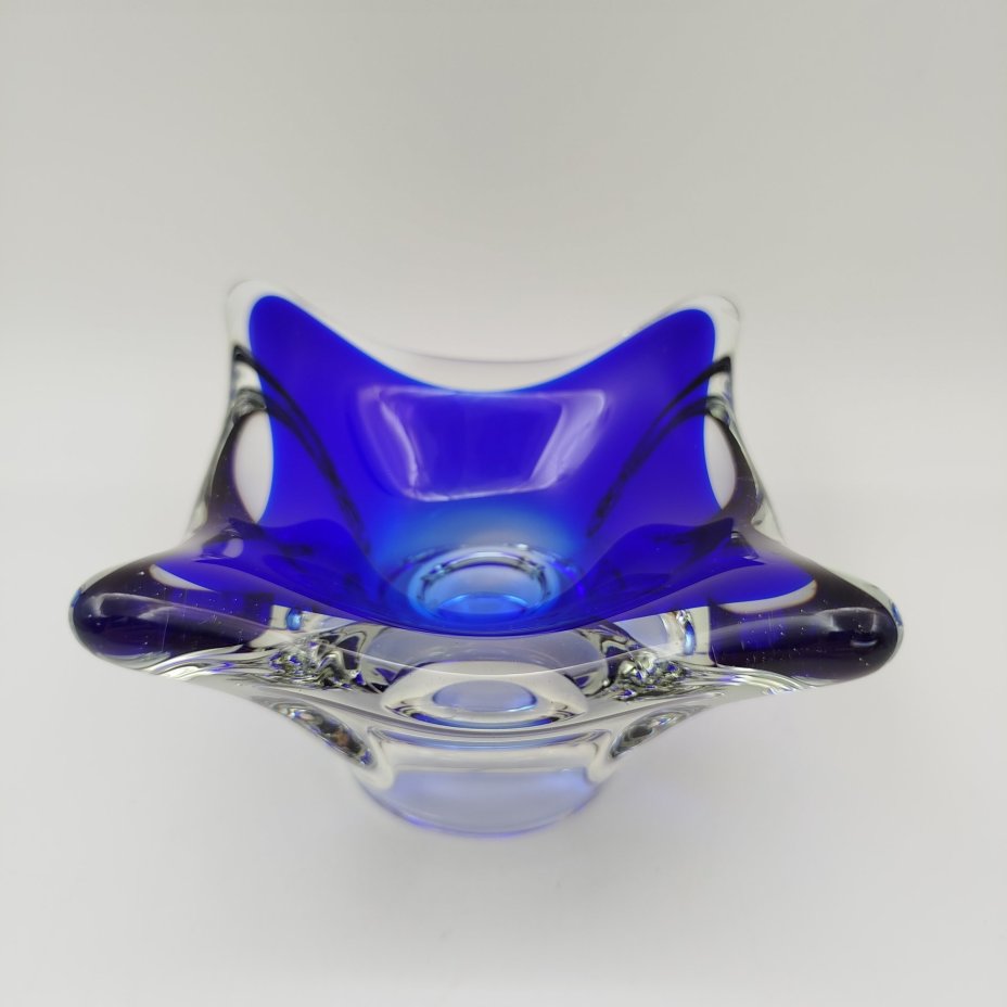 Ваза для мелочей (пепельница) оригинальной формы, стекло, двухцветное, гутная техника, Ливанский стекольный завод, Литва, 1970-1990 гг.