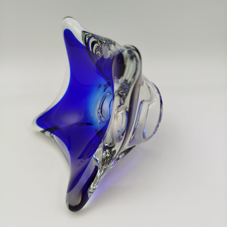 Ваза для мелочей (пепельница) оригинальной формы, стекло, двухцветное, гутная техника, Ливанский стекольный завод, Литва, 1970-1990 гг.