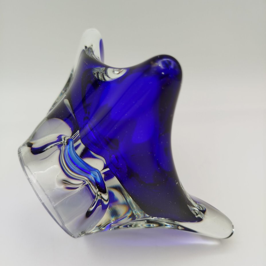 Ваза для мелочей (пепельница) оригинальной формы, стекло, двухцветное, гутная техника, Ливанский стекольный завод, Литва, 1970-1990 гг.