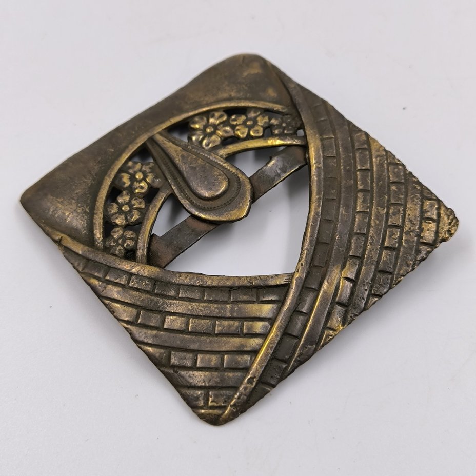 Пряжка женская поясная квадратной формы, выполненная в стиле модерн