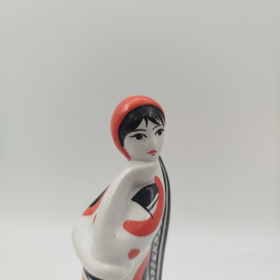 Статуэтка «Девушка с косой» в красном, автор Л.П. Азарова, фарфор, роспись, Турыгинский фарфоровый завод артели «Художественная керамика» (Гжель), СССР, 1960-1970 гг.