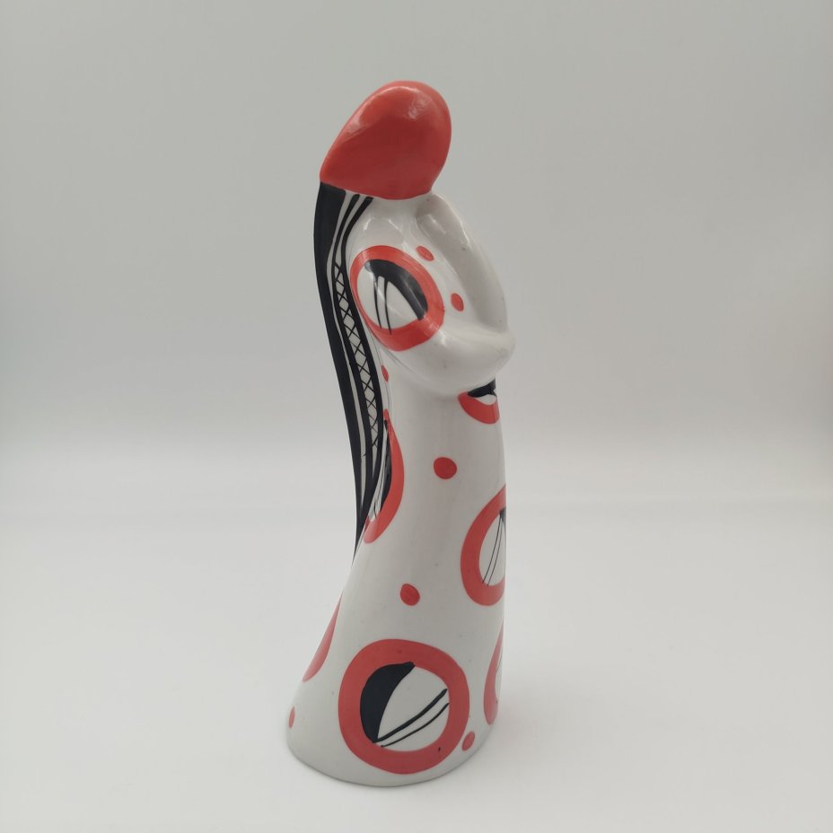 Статуэтка «Девушка с косой» в красном, автор Л.П. Азарова, фарфор, роспись, Турыгинский фарфоровый завод артели «Художественная керамика» (Гжель), СССР, 1960-1970 гг.