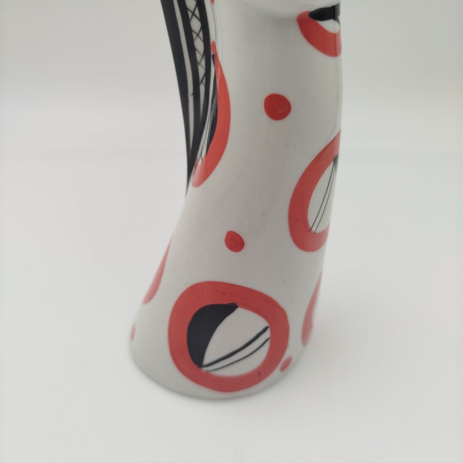 Статуэтка «Девушка с косой» в красном, автор Л.П. Азарова, фарфор, роспись, Турыгинский фарфоровый завод артели «Художественная керамика» (Гжель), СССР, 1960-1970 гг.