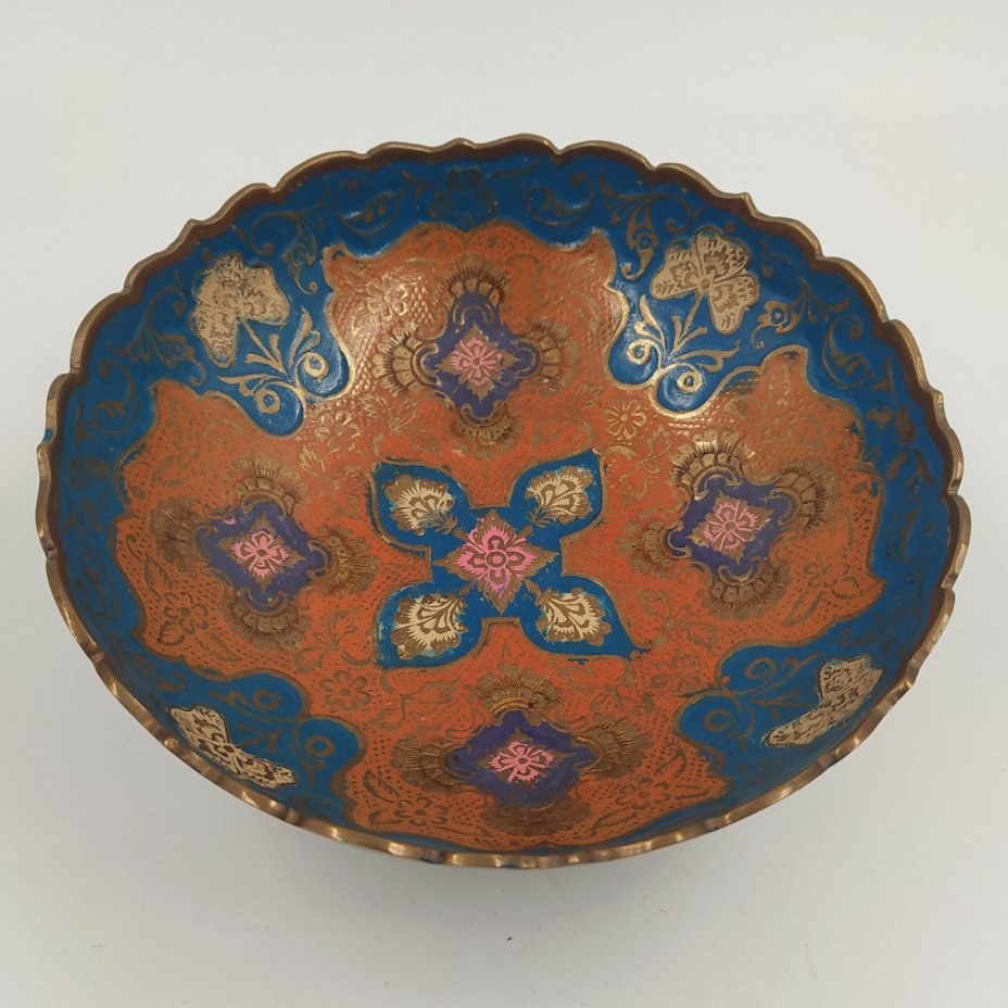 Конфетница с растительным орнаментом в ориентальном стиле