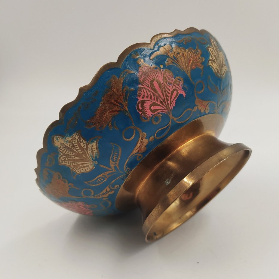 Конфетница с растительным орнаментом в ориентальном стиле