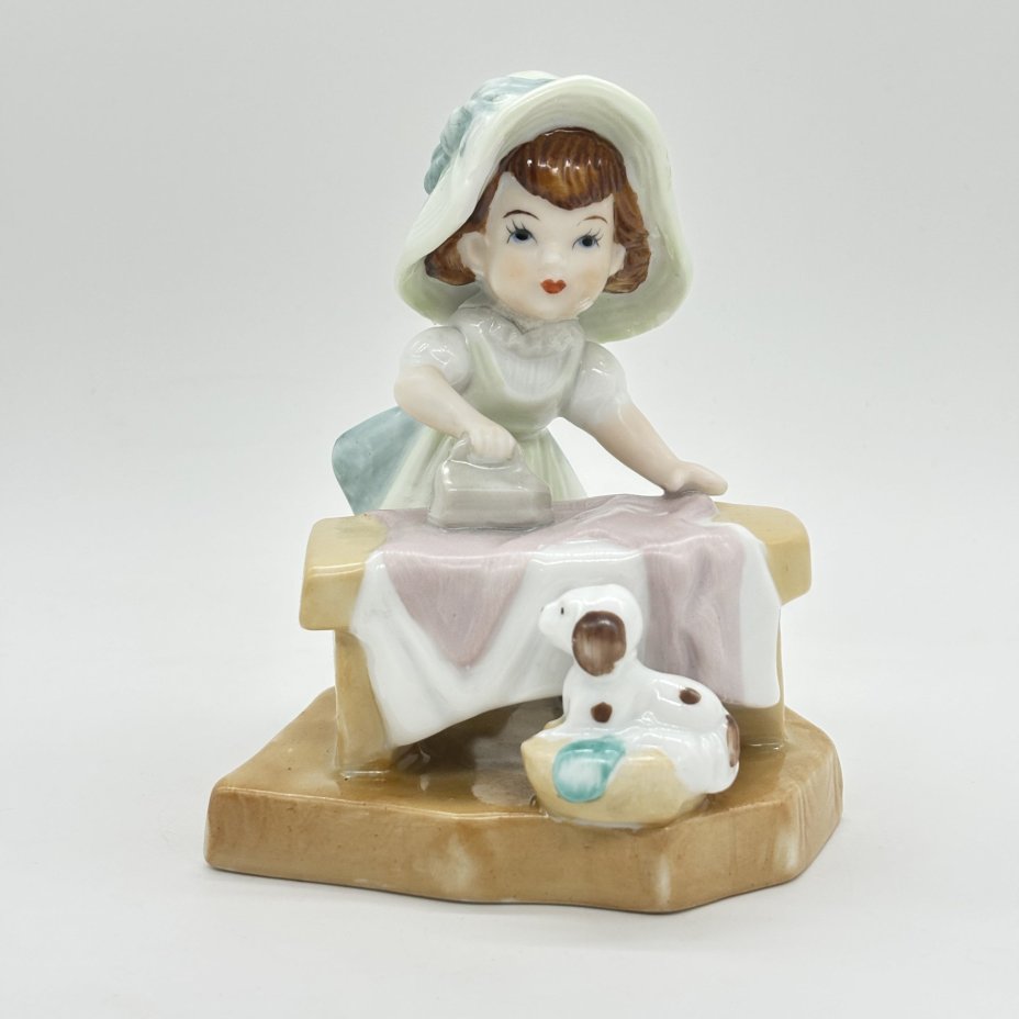 Статуэтка "Девочка с утюгом", CDC Rococo Collection