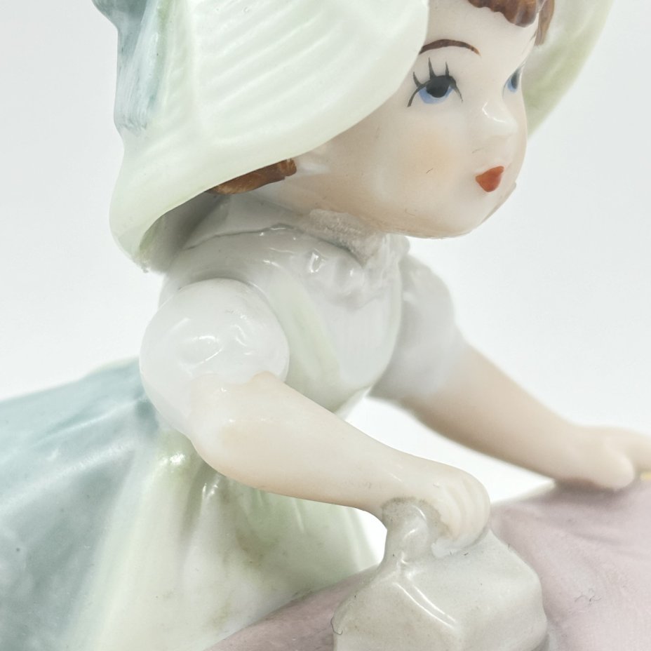 Статуэтка "Девочка с утюгом", CDC Rococo Collection