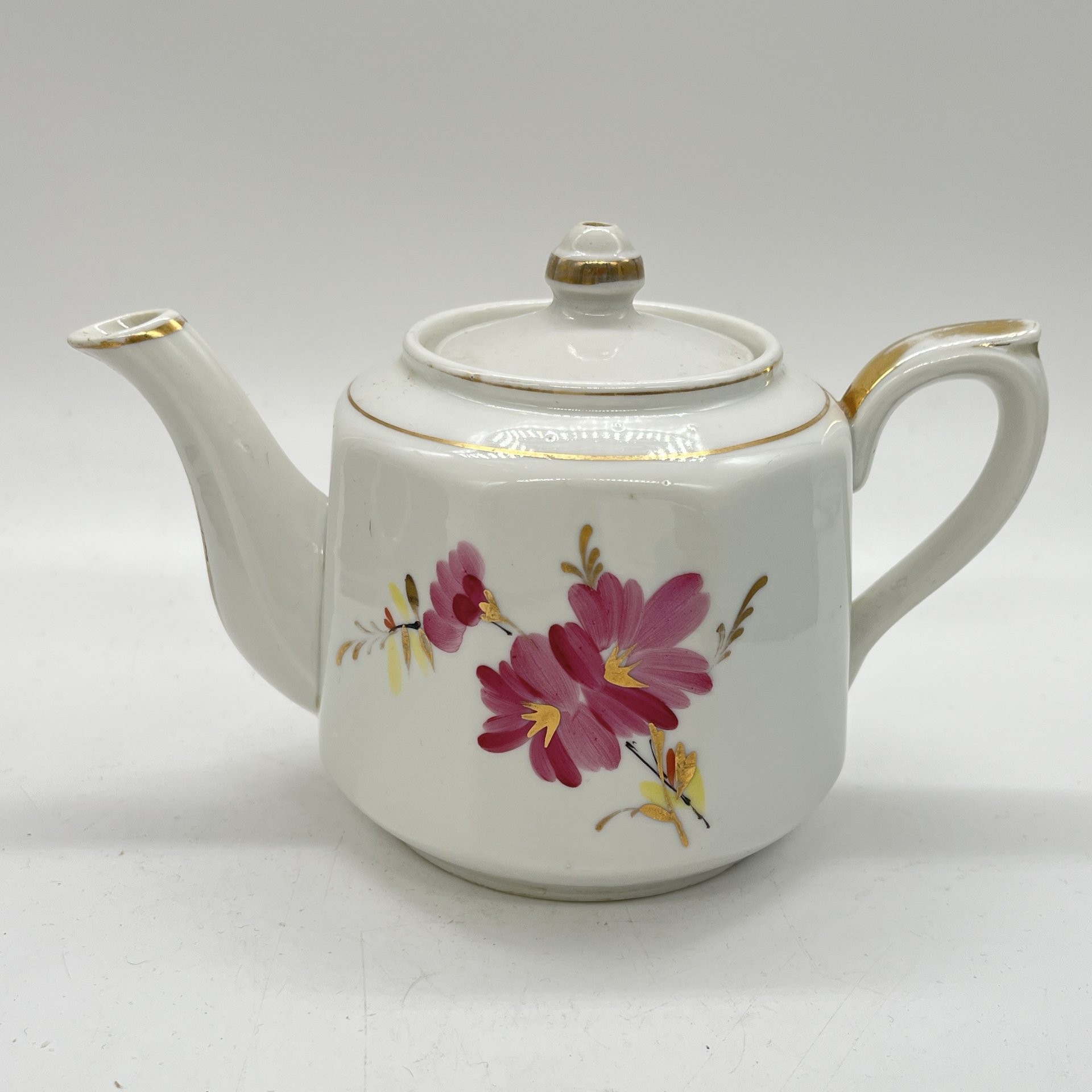 Заварочный чайник с расписным цветочным декором, фарфор, роспись золочение, Дмитровский фарфоровый завод (ДФЗ Вербилки), СССР, 1954-1965 гг.