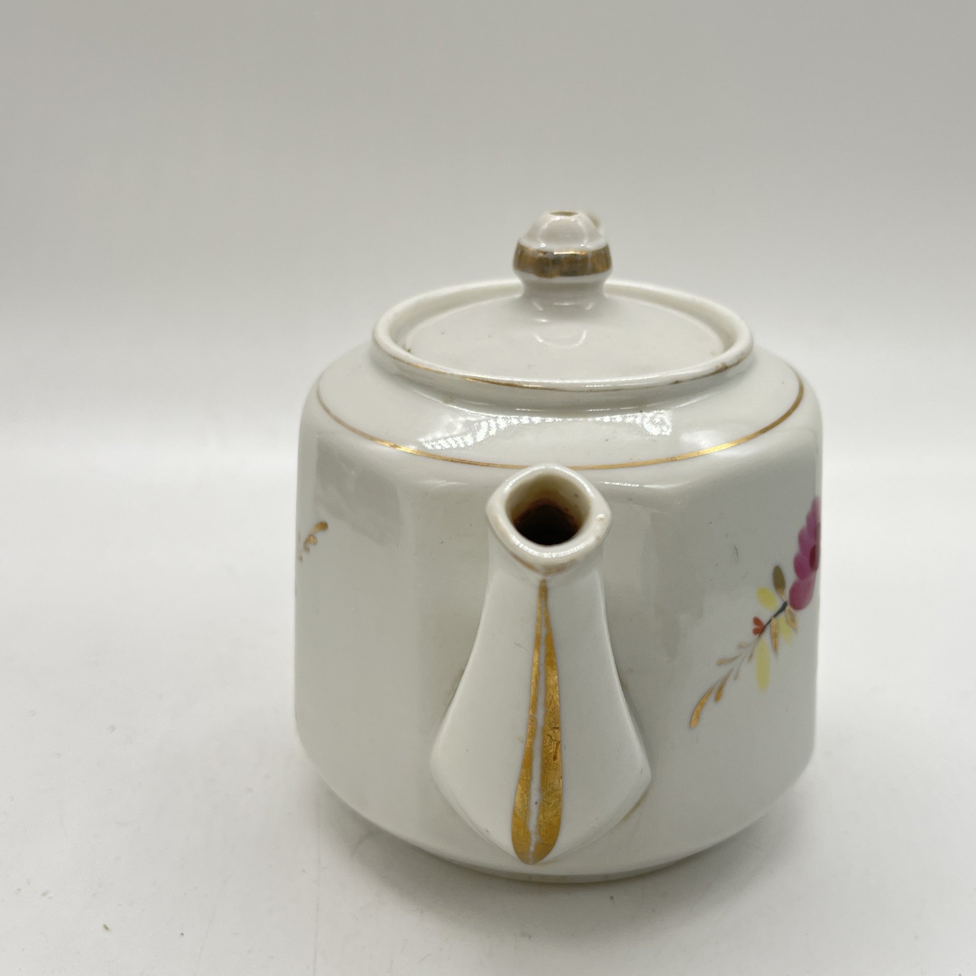 Заварочный чайник с расписным цветочным декором, фарфор, роспись золочение, Дмитровский фарфоровый завод (ДФЗ Вербилки), СССР, 1954-1965 гг.