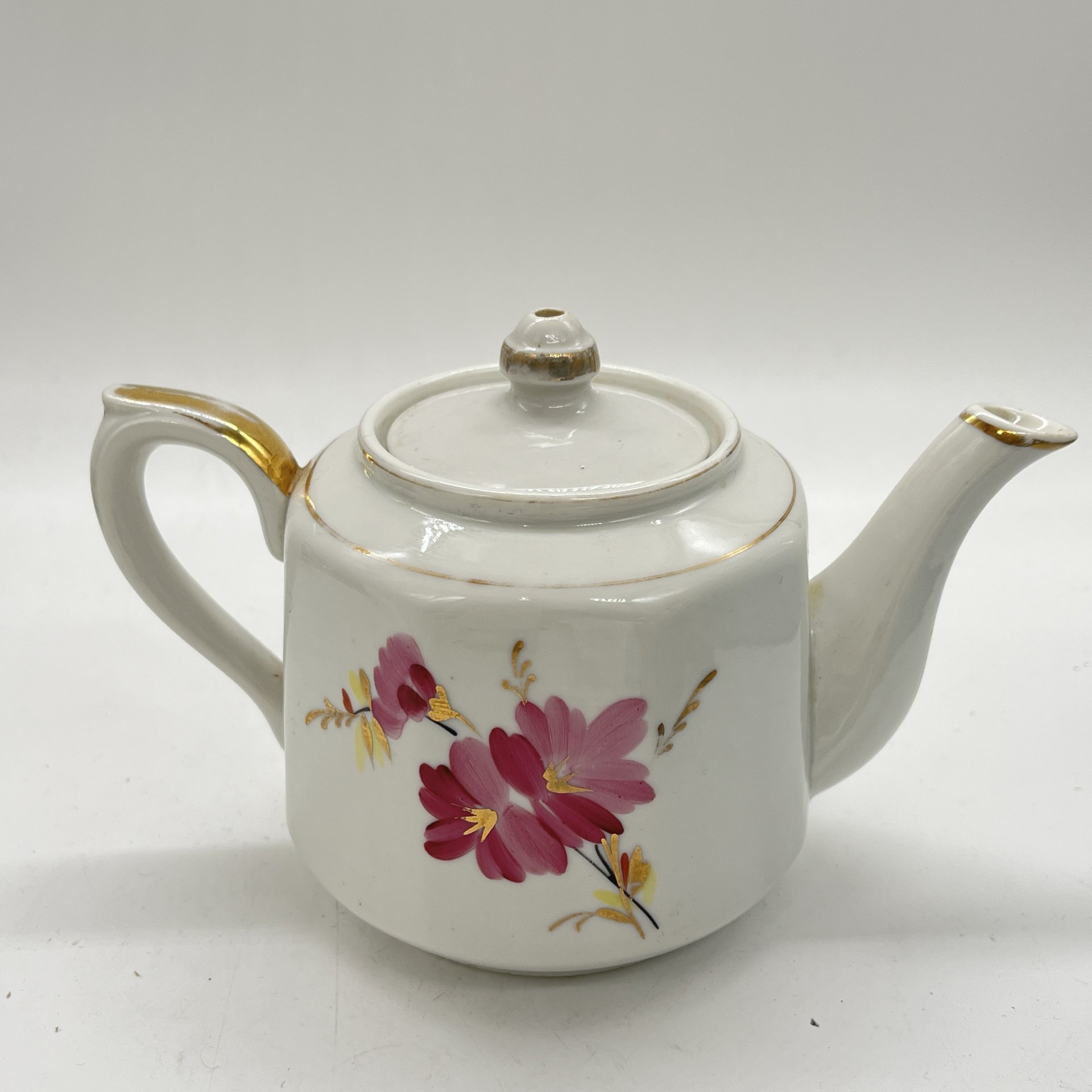Заварочный чайник с расписным цветочным декором, фарфор, роспись золочение, Дмитровский фарфоровый завод (ДФЗ Вербилки), СССР, 1954-1965 гг.