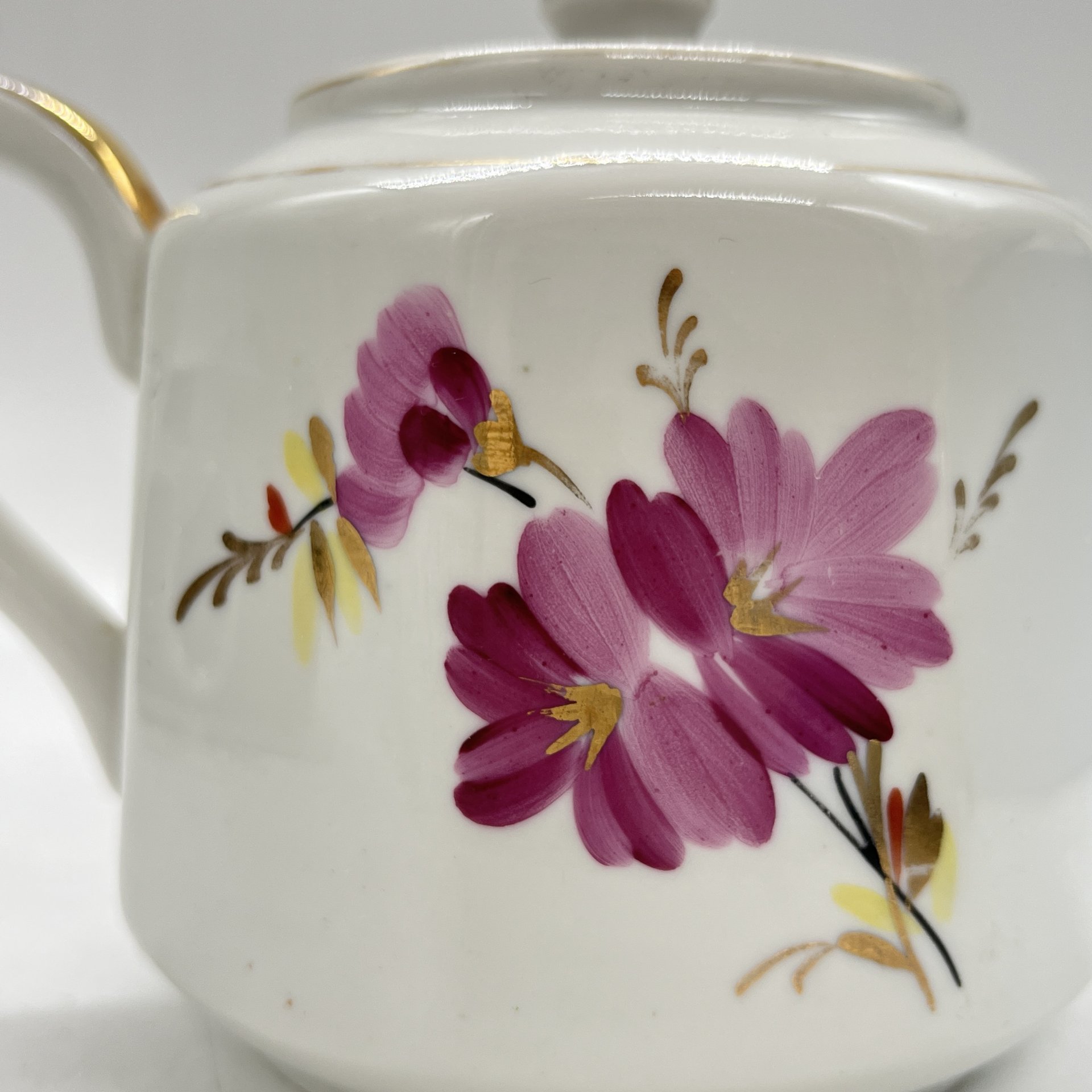 Заварочный чайник с расписным цветочным декором, фарфор, роспись золочение, Дмитровский фарфоровый завод (ДФЗ Вербилки), СССР, 1954-1965 гг.