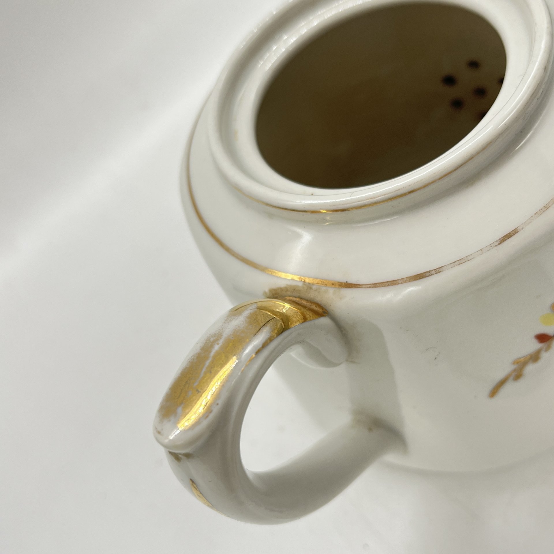 Заварочный чайник с расписным цветочным декором, фарфор, роспись золочение, Дмитровский фарфоровый завод (ДФЗ Вербилки), СССР, 1954-1965 гг.