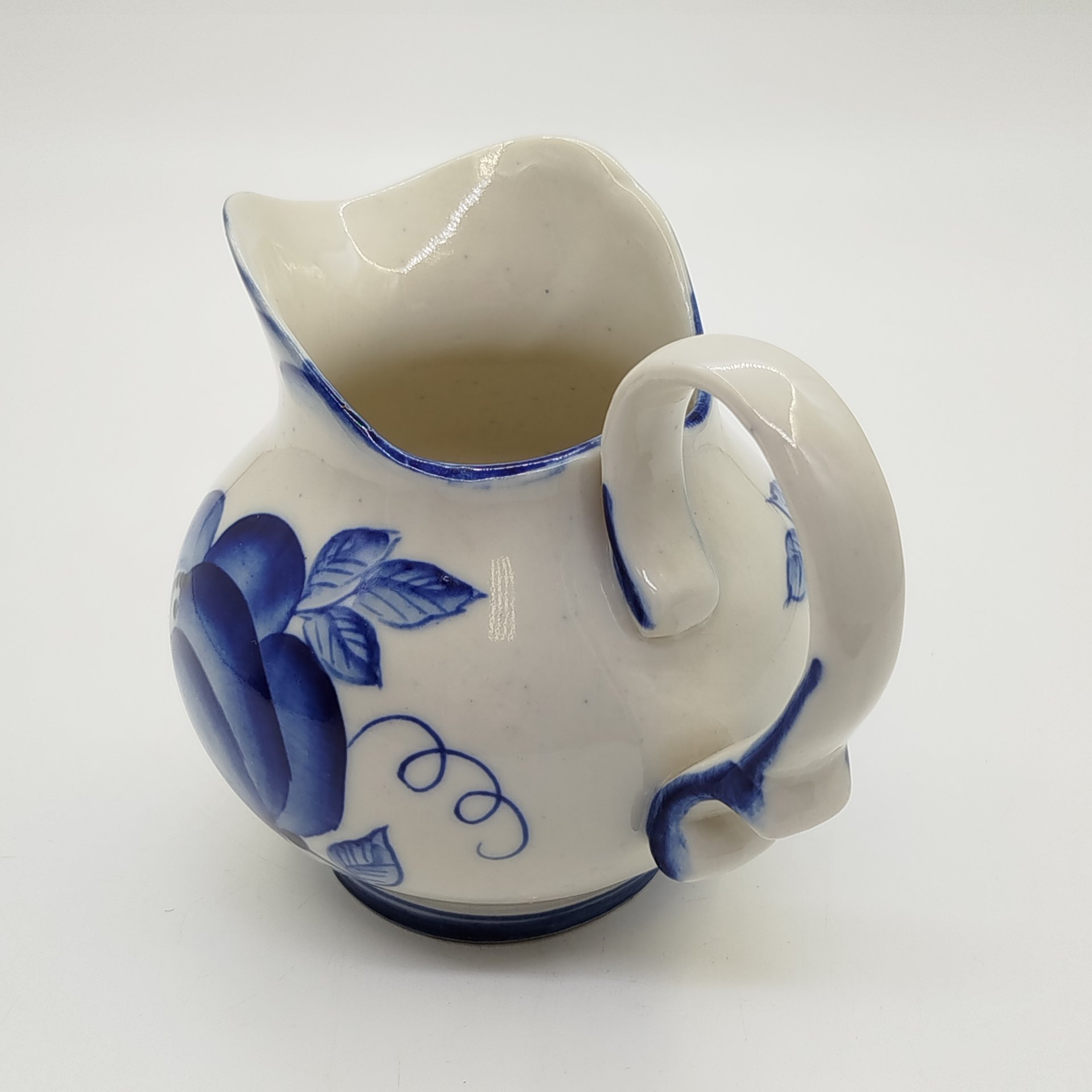 Сливочник (молочник) с цветочным декором