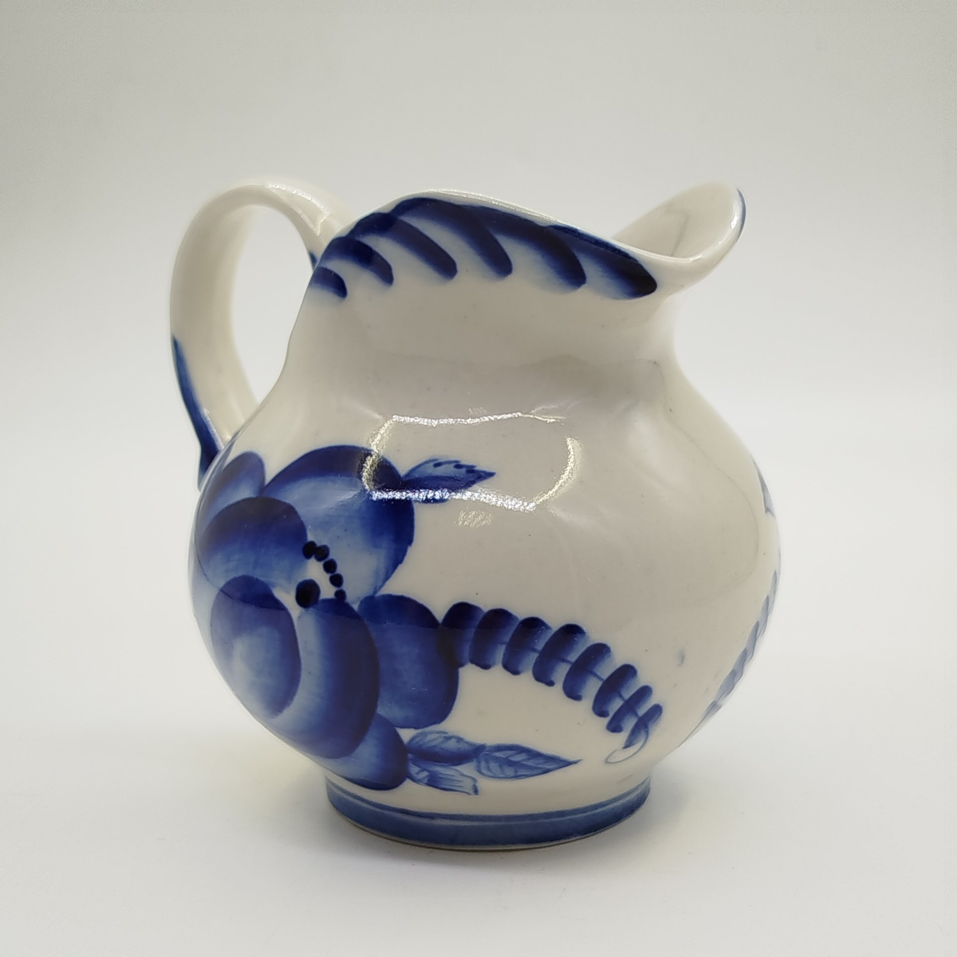 Сливочник (молочник) с цветочным декором