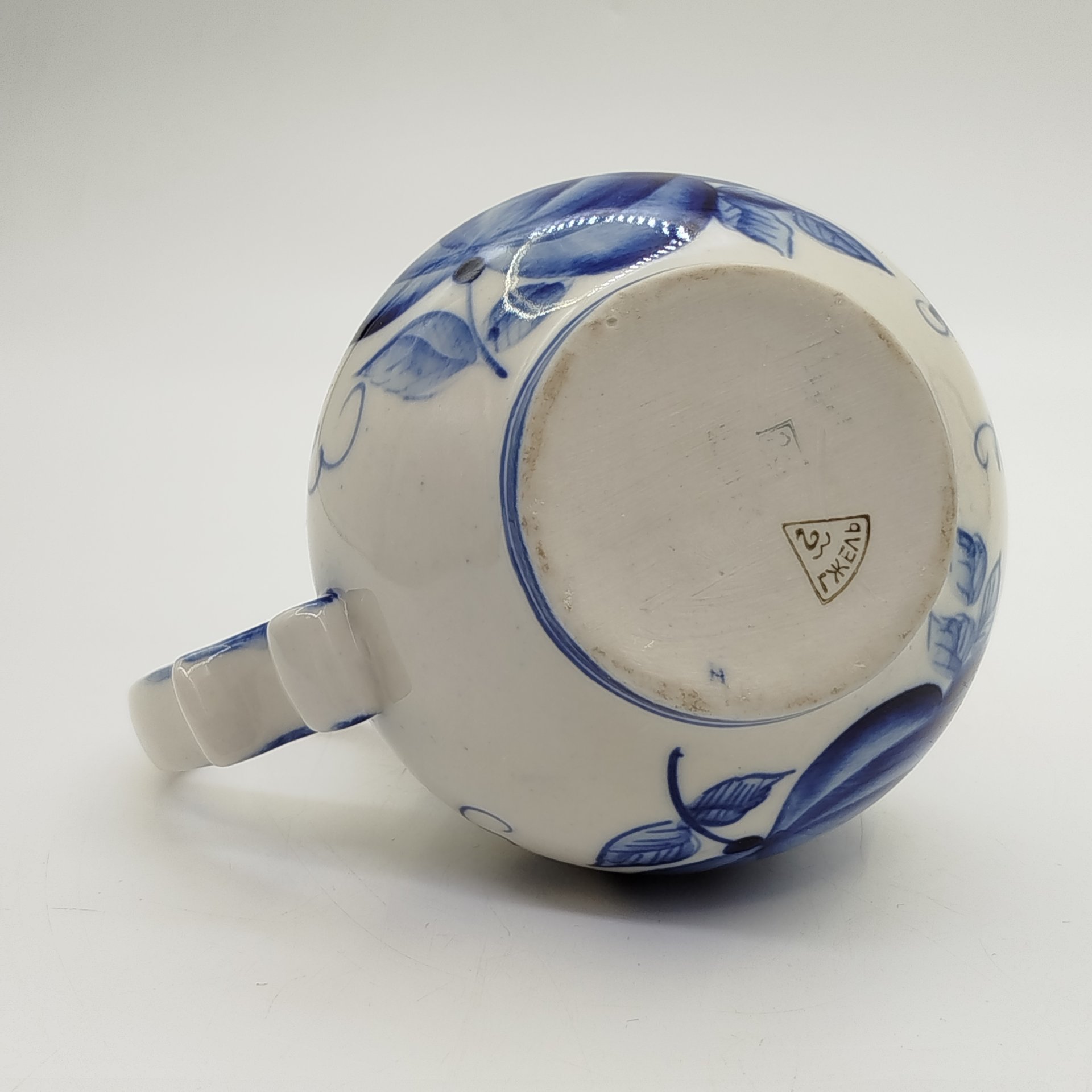 Сливочник (молочник) с цветочным декором