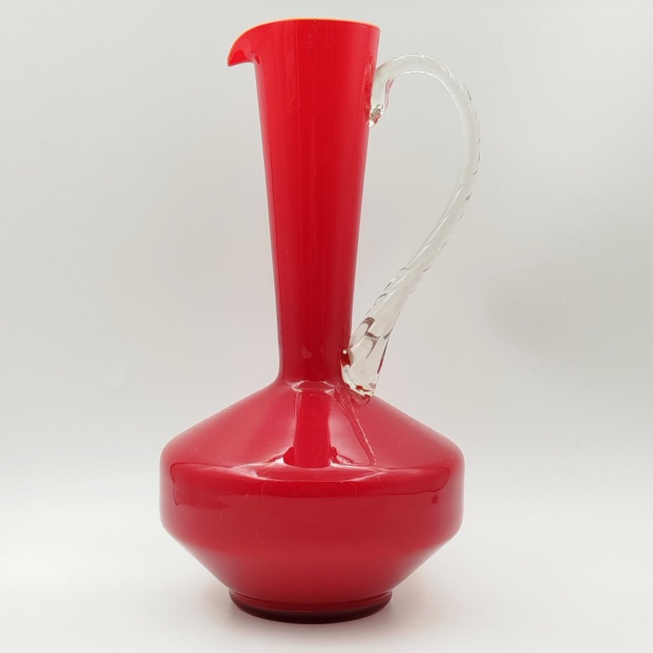Кувшин ярко-красного оттенка, стекло, гутная техника, Западная Европа, 1970-1980 гг.
