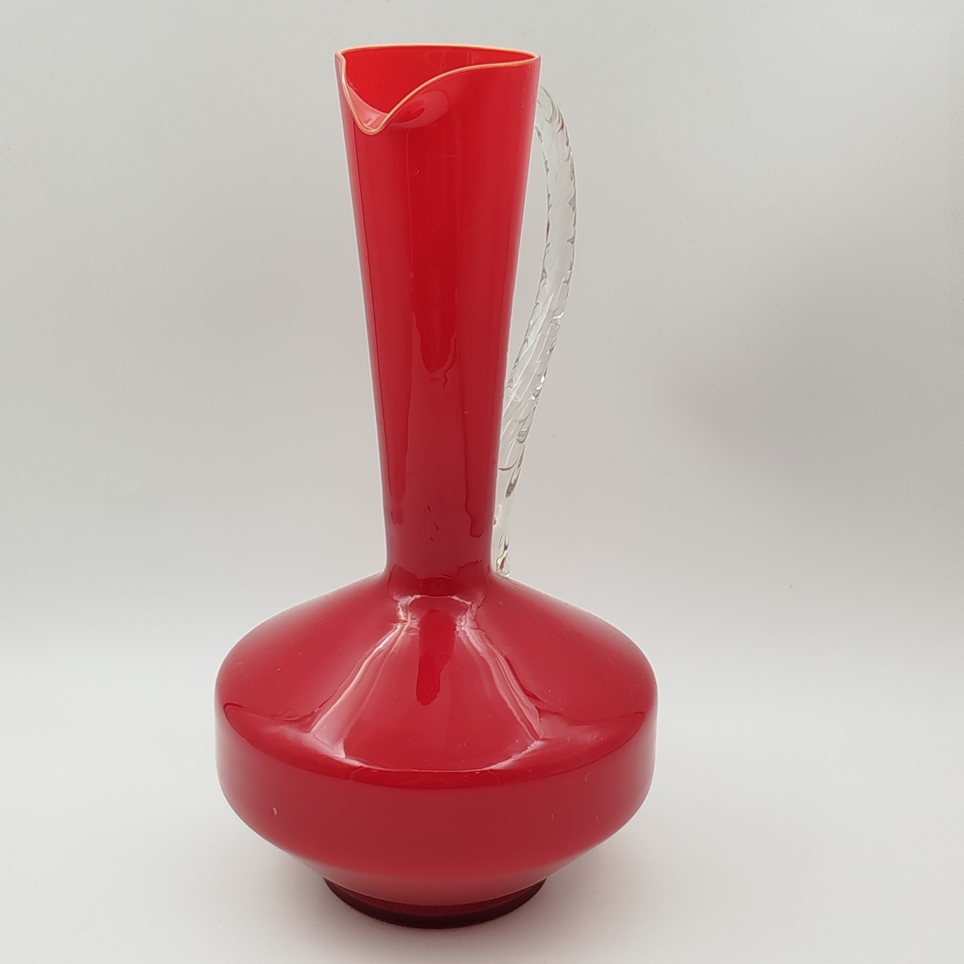 Кувшин ярко-красного оттенка, стекло, гутная техника, Западная Европа, 1970-1980 гг.