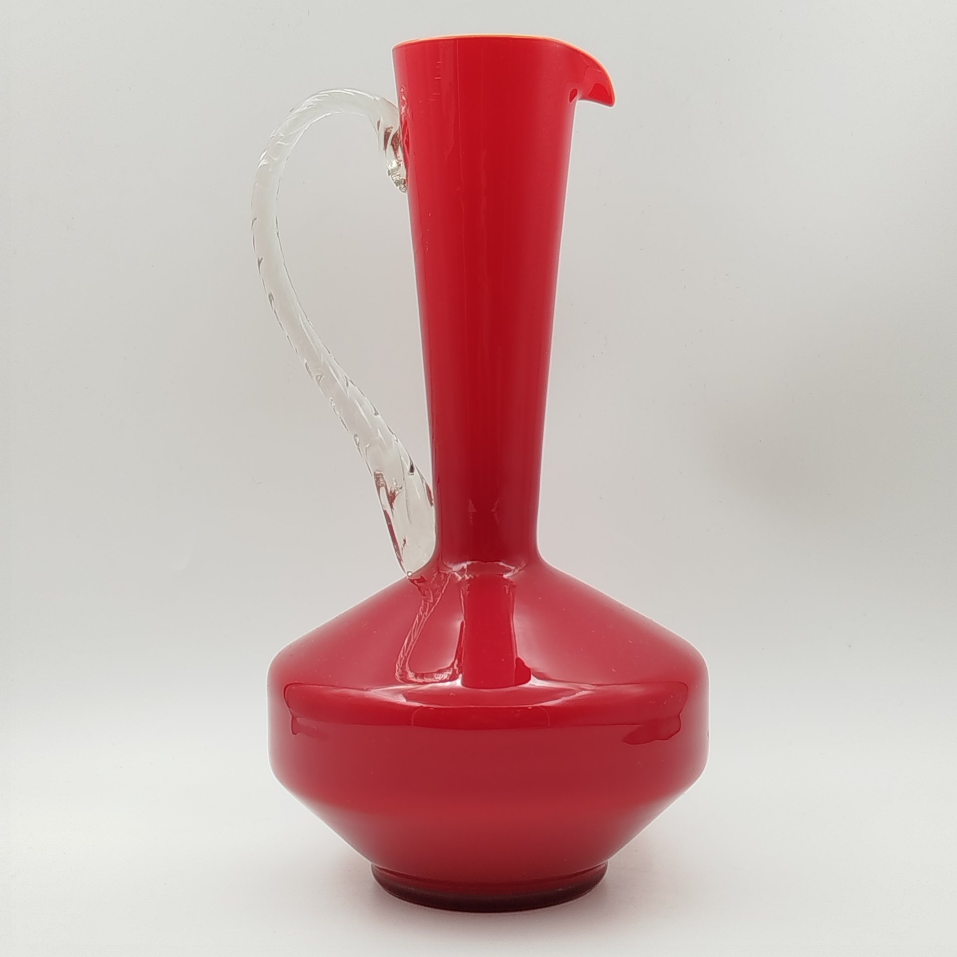 Кувшин ярко-красного оттенка, стекло, гутная техника, Западная Европа, 1970-1980 гг.