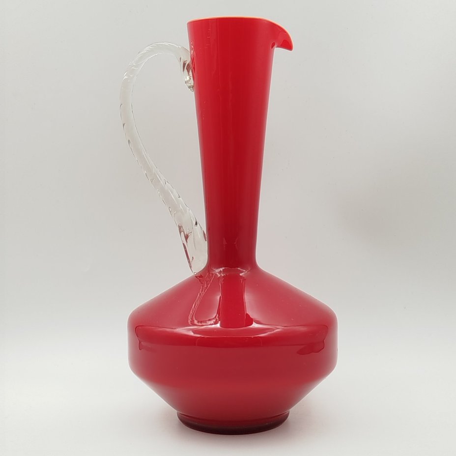 Кувшин ярко-красного оттенка