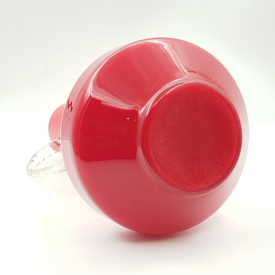 Кувшин ярко-красного оттенка